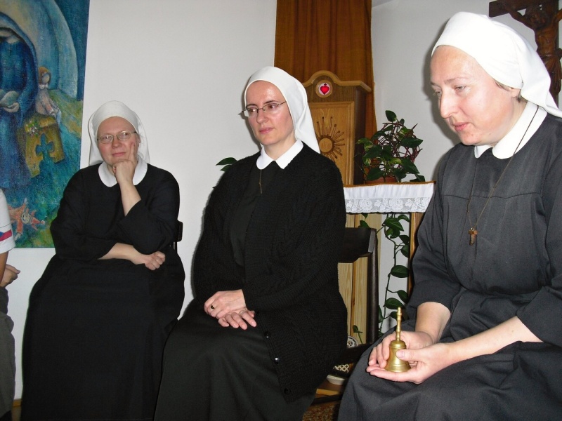 V kapli: sestry Pavlína, Františka a Kateřina