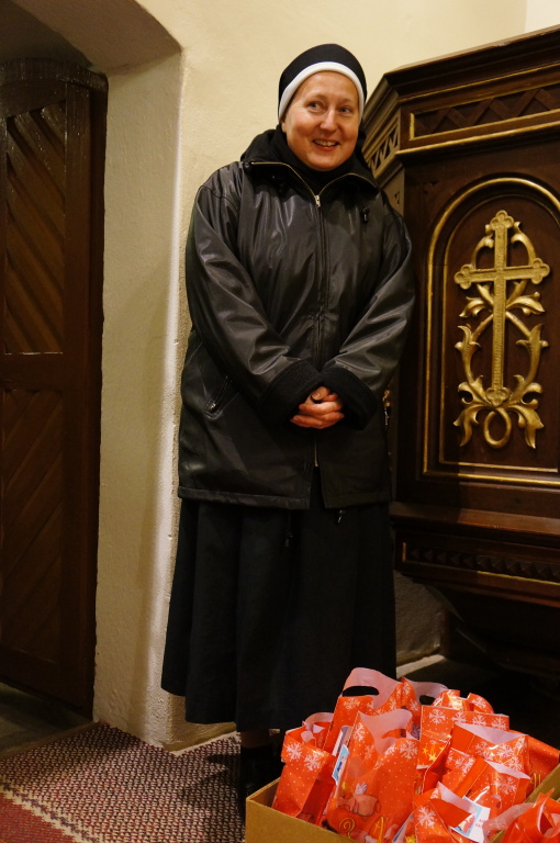 Sestra Kateřina Mikulášovi pomáhala v dávání dárků